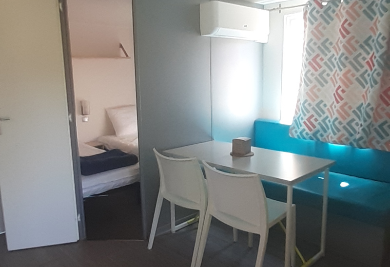 Woonkamer met zitbank: stacaravan van 28 m² met 2 slaapkamers voor 4 personen
